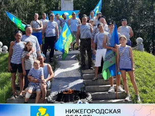 Сегодня, 2 августа - День десантника!  В День ВДВ сокольские десантники посетили Сквер Памяти и почтили память своих боевых товарищей, возложив цветы в парке Победы р.п.Сокольское, почтили память героев Великой Отечественной войны.