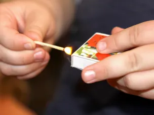 ВНИМАНИЕ! Детская шалость с огнем!  С наступлением летнего каникулярного периода существенно возросло количество пожаров по причине шалости детей с пожароопасными предметами и неосторожного обращения ими с огнём.